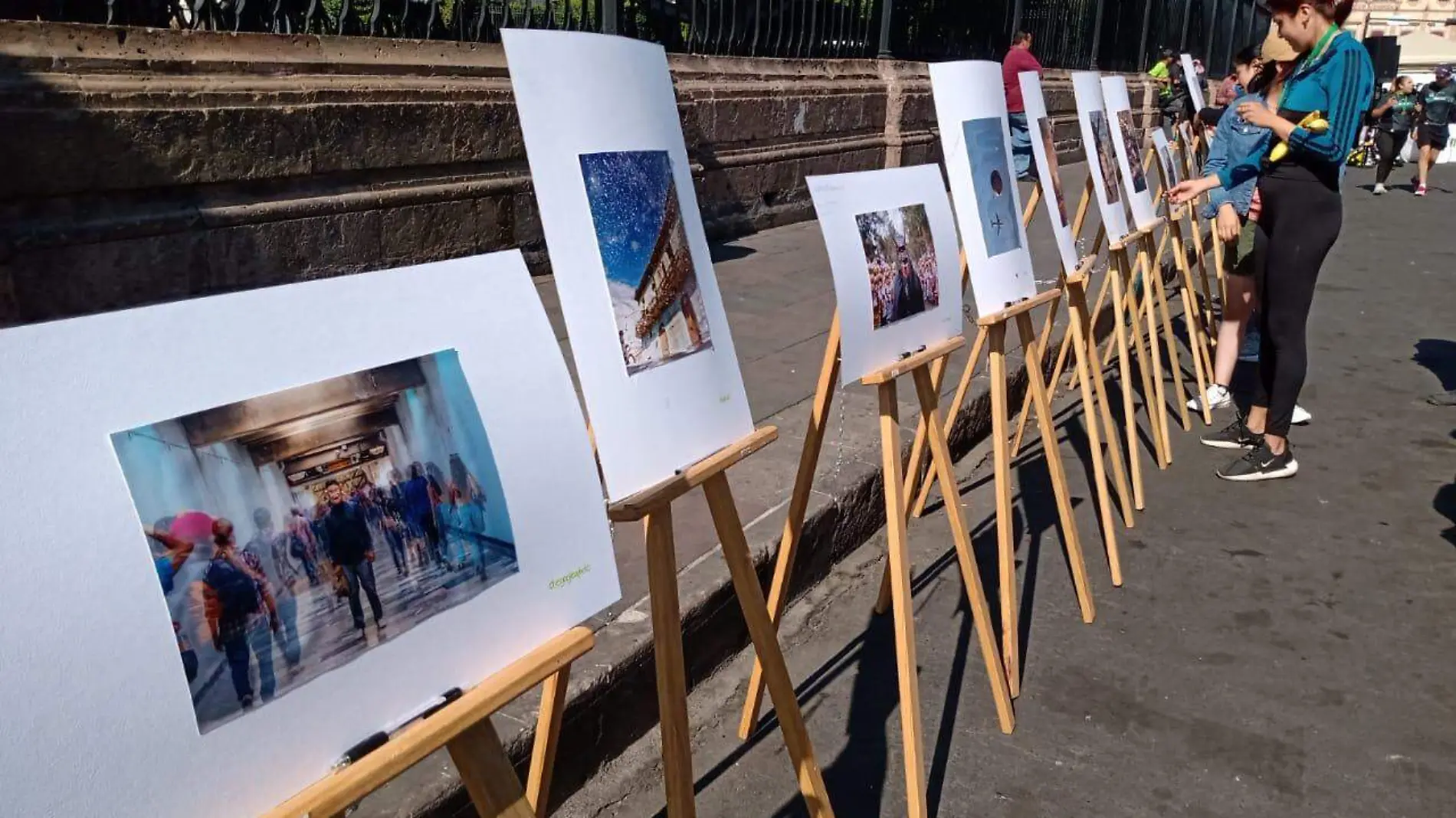 Exposición fotográfica en la avenida Madero